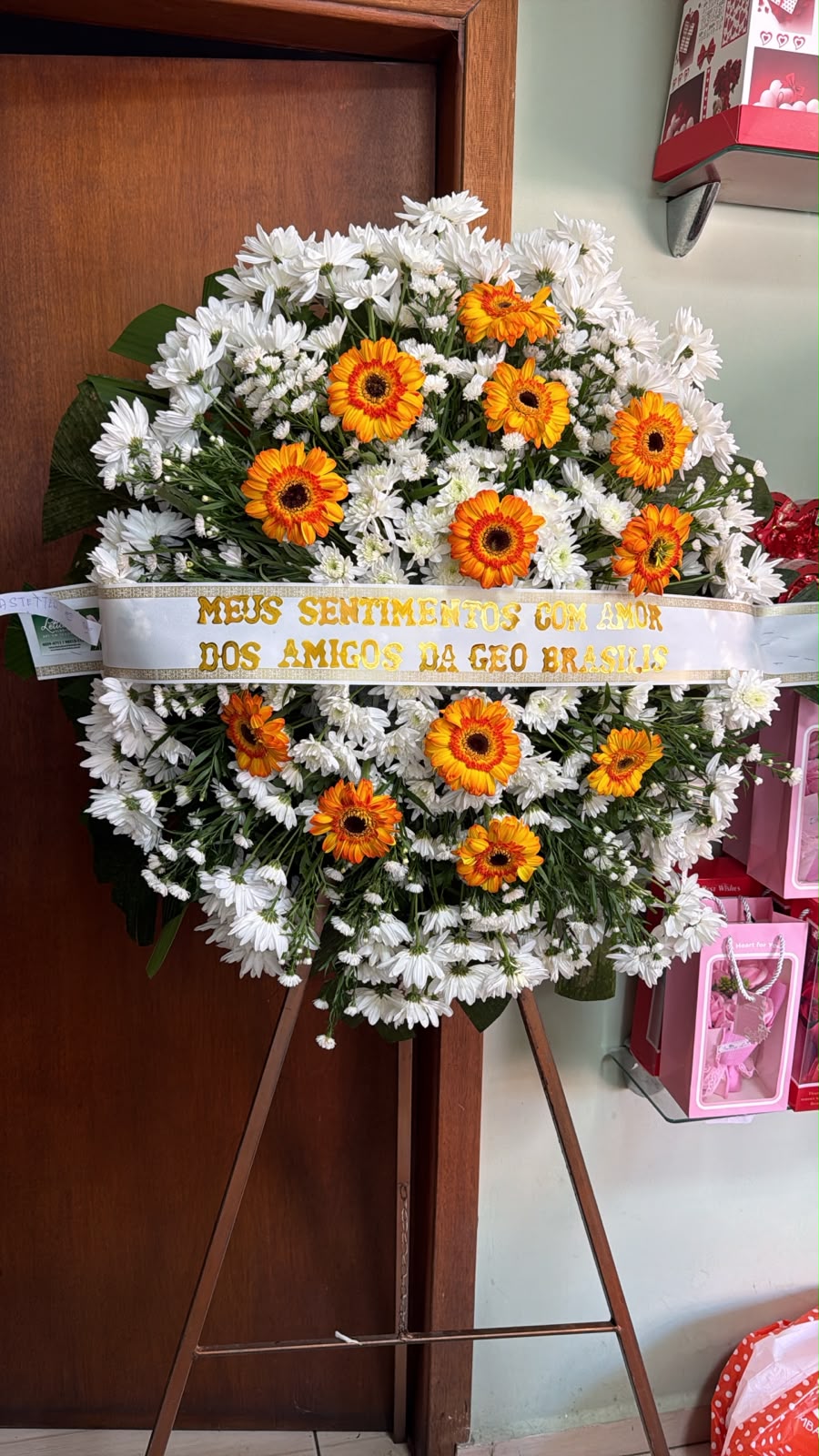 Coroa real com flores do campo e gérberas em tons amarelos e brancos